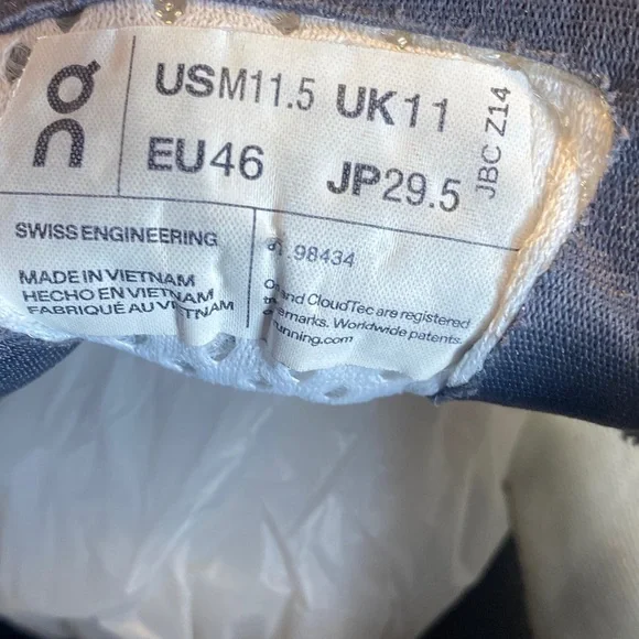 On Cloudmonster Men’s Gray/White Running Shoes, Size 11.5

Tbo#044 - Picture 7 of 8